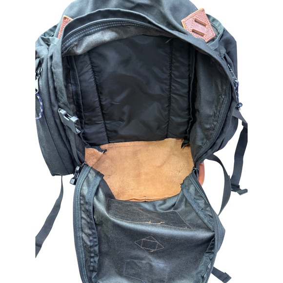 osprey daylite 13 daypack Color:7in/2.2oz Largemouth Bass Dual-Pouch Sling | Men's When strapped on model_group:BORSONE